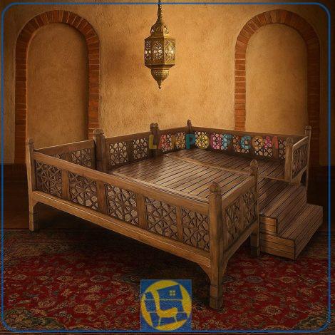 تخت سنتی 12 نفره TrK307 چوبی که به عنوان تخت سنتی خانوادگی و تخت قهوه خانه ای در داخل منزل و حیاط و باغ و رستوران ها و ... استفاده می‌شود.