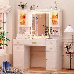 میز آرایش لامپ دار DJ684 دارای نور مخفی از نوع ال ای دی و کشو و قفسه ویترینی که به عنوان میز گریم و توالت در کنار سرویس خواب قرار می‌گیرد.