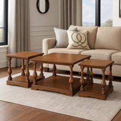 میز جلومبلی HOA06 به صورت چوبی به همراه دو عدد عسلی که به عنوان میز پذیرایی در کنار انواع مبلمان خانگی و اداری در تی وی روم و پذیرایی قرار میگیرد.