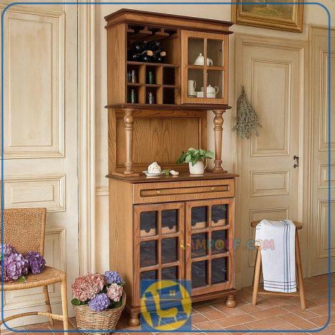 میز بار BTA5051 چوبی دارای قفسه بطری و آویز گیلاس و درب شیشه ای ویترینی که به عنوان کافی بار و میز قهوه ساز در آشپزخانه و پذیرایی قرار می‌گیرد.