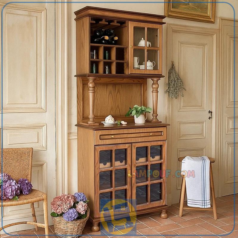 BTA5051-1 میز بار BTA5051 چوبی دارای قفسه بطری و آویز گیلاس و درب شیشه ای ویترینی که به عنوان کافی بار و میز قهوه ساز در آشپزخانه و پذیرایی قرار میگیرد.