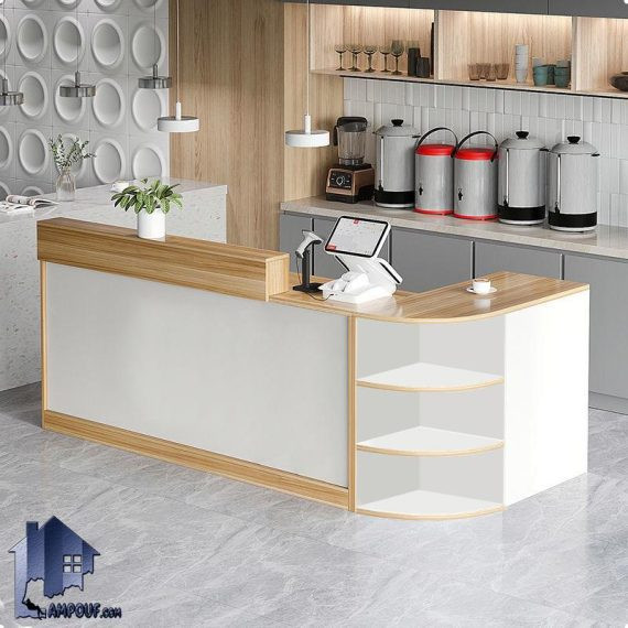 میز پیشخوان CODJ108 با طراحی ال شکل و دارای کشو و درب کمدی و قفسه های متعدد و ویترین که برای محیط های اداری و تجاری و .... قابل استفاده است.