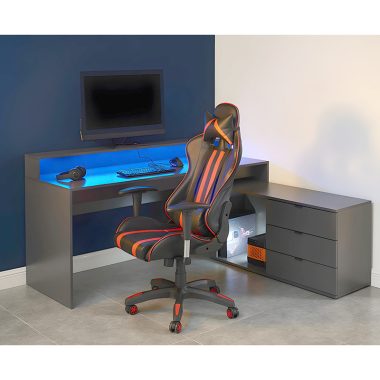 میز گیمینگ SDJ457 با طراحی به صورت ال و دارای کشو و قفسه و میز مجزا برای مانیتور به همراه نور پردازی مخفی که مناسب برای نوجوان و برزگسال می‌باشد.
