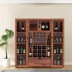 ویترین بار BTJ201 با طراحی زیبا دارای قفسه بطری و کشو و آویز گیلاس و درب شیشه ای که قابل ست شدن با انواع دکور ها میباشد.