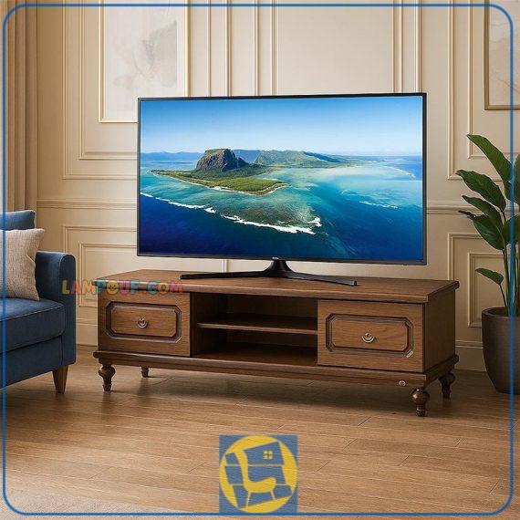 میز تلویزیون TTA30450 به صورت چوبی و دارای طراحی با سبک کلاسیک که به عنوان میز زیر تلویزیونی و میز LCD و LED در تی وی روم قرار می‌گیرد.