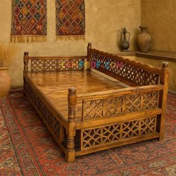 تخت سنتی چهار نفره TrK309 به صورت چوبی که قابل استفاده در داخل و فضای باز منزل و ویلا و همچنین رستوران و کفی شاپ و قهوه خانه است.