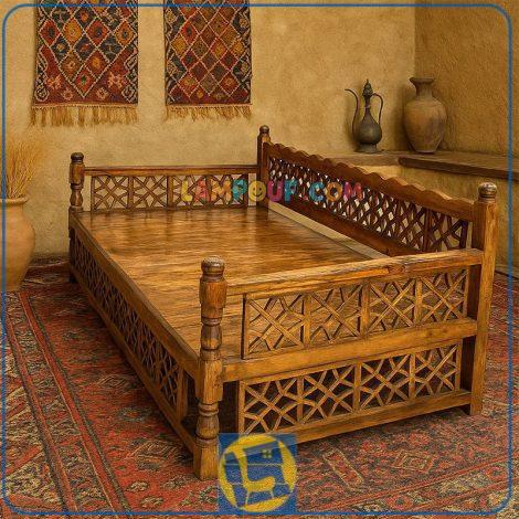 تخت سنتی چهار نفره TrK309 به صورت چوبی که قابل استفاده در داخل و فضای باز منزل و ویلا و همچنین رستوران و کفی شاپ و قهوه خانه است.
