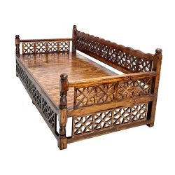 تخت سنتی چهار نفره TrK309 به صورت چوبی که قابل استفاده در داخل و فضای باز منزل و ویلا و همچنین رستوران و کفی شاپ و قهوه خانه است.