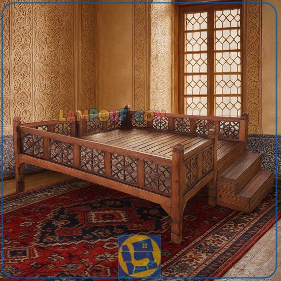 تخت سنتی 8 نفره TrK310 به صورت چوبی که به عنوان تخت خانوادگی باغی و قهوه خانه ای در فضاهایی با دکور سنتی و همچنین حیاط و بالکن استفاده می‌شود.