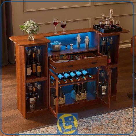 میز بار BTJ203 دارای کشو و درب ویترینی و فضایی برای بطری و آویز گیلاس که میتواند در پذیرایی و آشپزخانه و کافی شاپ و رستوران استفاده شود.