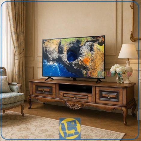 میز تلویزیون TTA7900 دارای کشو و درب و قفسه به صورت چوبی و با طراحی کلاسیک که به عنوان کنسول TV در تی وی روم قرار می‌گیرد.
