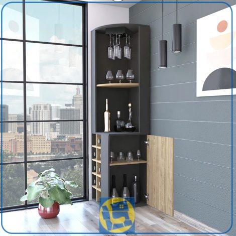 میز بار گوشه ای BTJ205 دارای قفسه بطری و آویز گیلاس به همراه کمد درب دار که میتواند در فضا های کنج به عنوان ویترین استفاده شود.