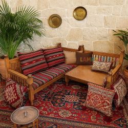 تخت سنتی گوشه ای TrK312 که به عنوان مبلمان چوبی ال شکل در فضا های مختلف مانند منازل و ویلا ها و رستوران و کافی شاپ و ... استفاده میشود.