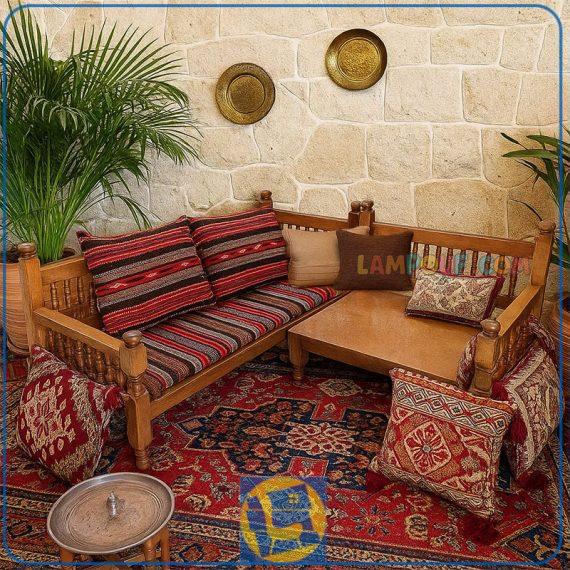 تخت سنتی گوشه ای TrK312 که به عنوان مبلمان چوبی ال شکل در فضا های مختلف مانند منازل و ویلا ها و رستوران و کافی شاپ و ... استفاده می‌شود.