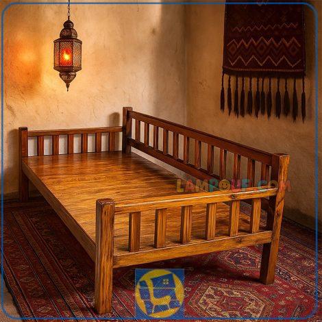 تخت سنتی 4 نفره TrK313، که به تخت قهوه‌خانه‌ای یا تخت باغی نیز شناخته می‌شود، یک انتخاب بی‌نظیر برای کسانی است که به دنبال زیبایی و راحتی در دکوراسیون سنتی یا کلاسیک هستند.