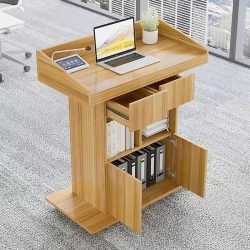 میز تریبون TDJ109 طراحی شده با نهایت دقت و کارایی، یک انتخاب ایدهآل برای فضاهای آموزشی، اداری، سالنهای کنفرانس و سخنرانیهای رسمی است.