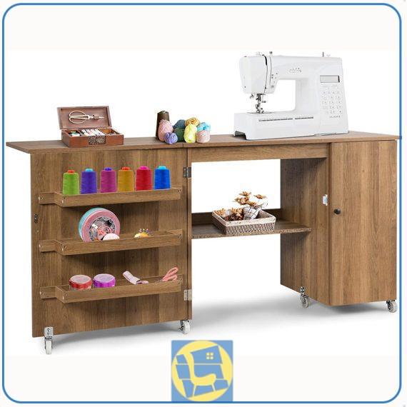میز چرخ خیاطی SMDJ114 دارای صفحه تاشو و قفسه و درب کمدی که فضای مناسبی را ایجاد کرده و با کاربرد چندمنظوره به عنوان میز لپ تاپ و میز تحریر نیز استفاده میشود.