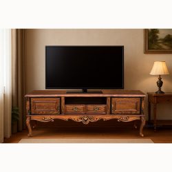 میز تلویزیون TTA8300 به صورت چوبی با طراحی کلاسیک دارای دو درب، دو کشو، قفسه مرکزی که داخل پذیرایی و تی وی روم قرار میگیرد.