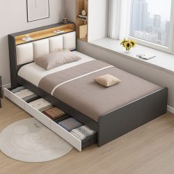 تخت خواب یک نفره SBJ301 دارای سه کشو و تاج دارای قفسه و درب داشبوردی که با رنگ بندی متنوع در سایز های مختلف یکنفره و نوجوان قابل تولید است.