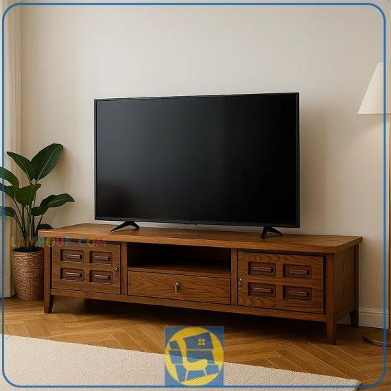 میز تلویزیون TTA580 دارای درب و کشو با طراحی از جنس چوب که می‌تواند برای تی وی روم و پذیرایی با سبک دکور کلاسیک و در عین حال مدرن، مناسب باشد.