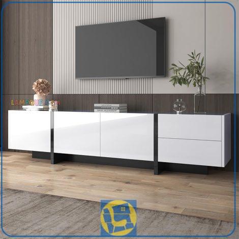 میز تلویزیون TTJ141 با طراحی شیک دارای کشو و قفسه های درب دار که به عنوان استند TV در پذیرایی و تی وی روم مورد استفاده قرار می‌گیرد.