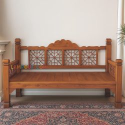 تخت سنتی سه نفره TrK316 ساخته شده از چوب طبیعی که به عنوان تخت قهوه خانه ای در منازل، رستوران، کافی شاپ و یا فضای بیرون استفاده می‌شود.