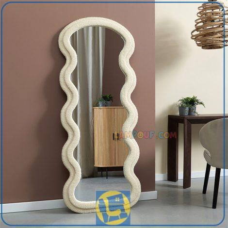 آینه قدی SMRo401 با طرحی زیبا و منحصر به فرد که می‌تواند دکور اتاق خواب نوجوانان و بزرگسالان را کاملا منحصر به فرد و با سبک مدرن جلوه دهد.