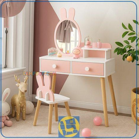 میز آرایش کودک و نوجوان DJ748 با طراحی دخترانه که به عنوان میز گریم و توالت با رنگ بندی متنوع در کنار سیسمونی و سرویس خواب قرار می‌گیرد.