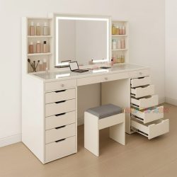 میز آرایش لامپ دار DJ752 دارای صفحه شیشه ای به صورت ویترین روی میز که به عنوان میژ گریم یا توالت چراغ دار در اتاق نوجوان و بزرگسال استفاده می‌شود.